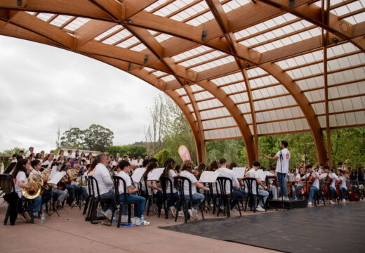 Extraordinario espectáculo cultural en Mera coas Escolas de música e danza